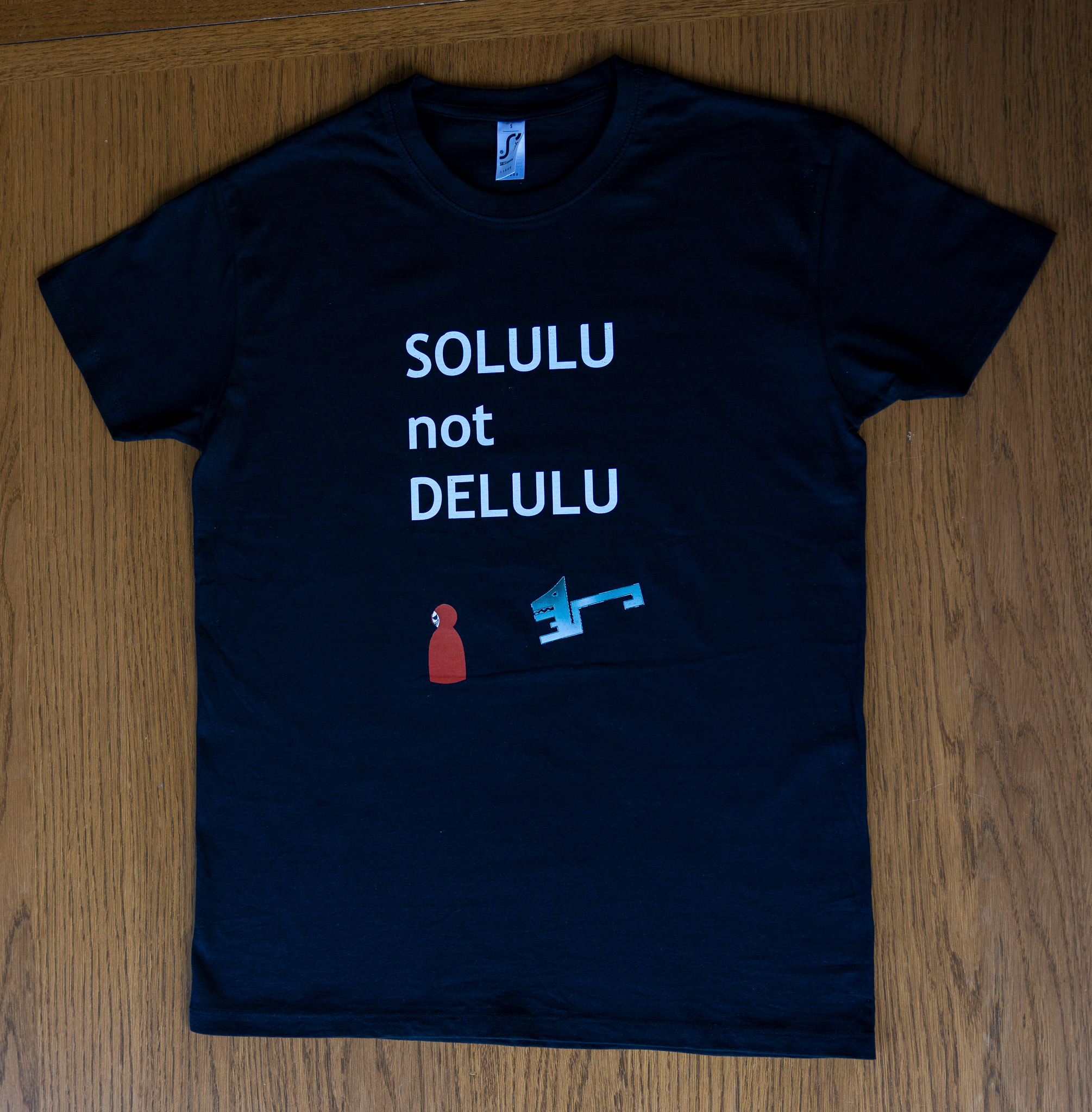 Statement T-Shirt – SOLULU not DELULU – Red Hood & Wolf Key